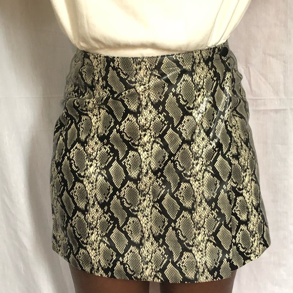 Snake Print Mini Skirt Size 6 - Picture 1 of 7